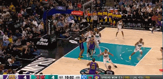 感觉不错！詹姆斯侧翼接里夫斯传球 扬手三分一箭穿心