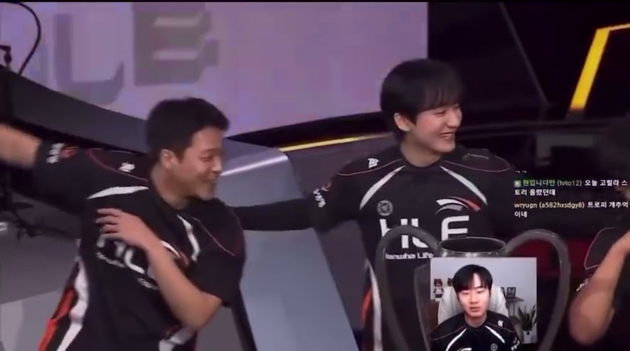 Kuro聊赛场趣事：原本摆姿势要4秒的 结果小花生害羞就摆了两秒