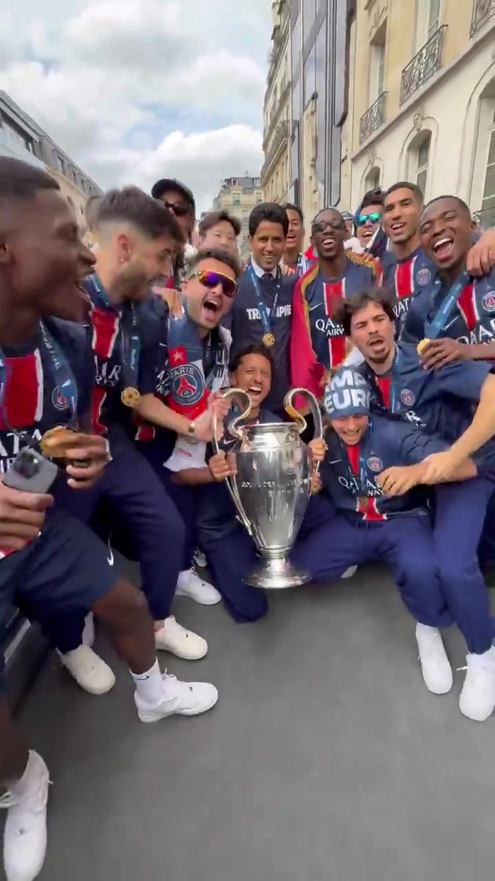 继续嗨！?巴黎举行夺冠庆祝游行，球员开心与奖杯合影